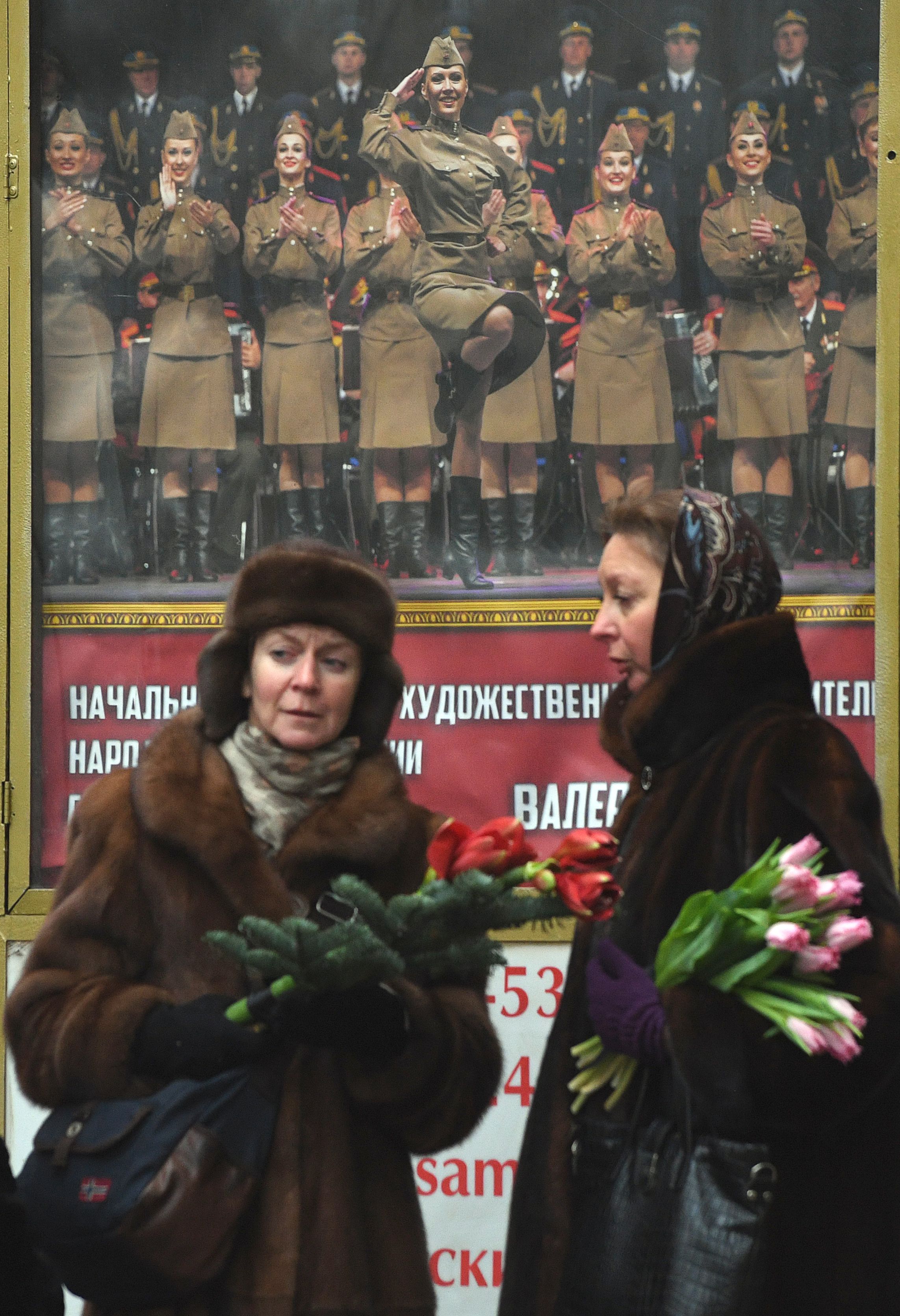 روسيات يضعن الزهور على باب مبنى مسرح الفرقة الموسيقية التابعة للجيش الروسى فى موسكو