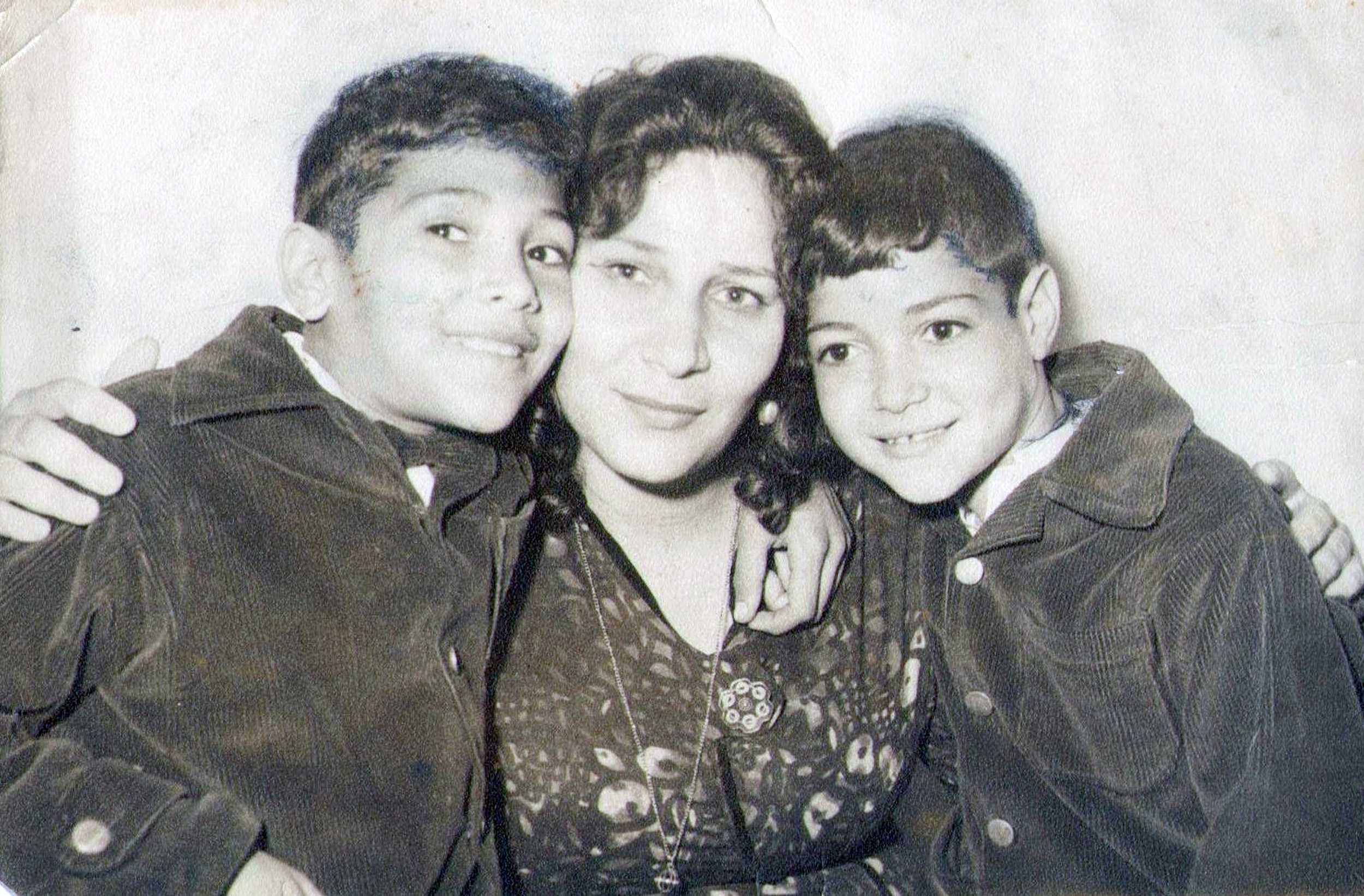 على وشقيقه أحمد مع والدته