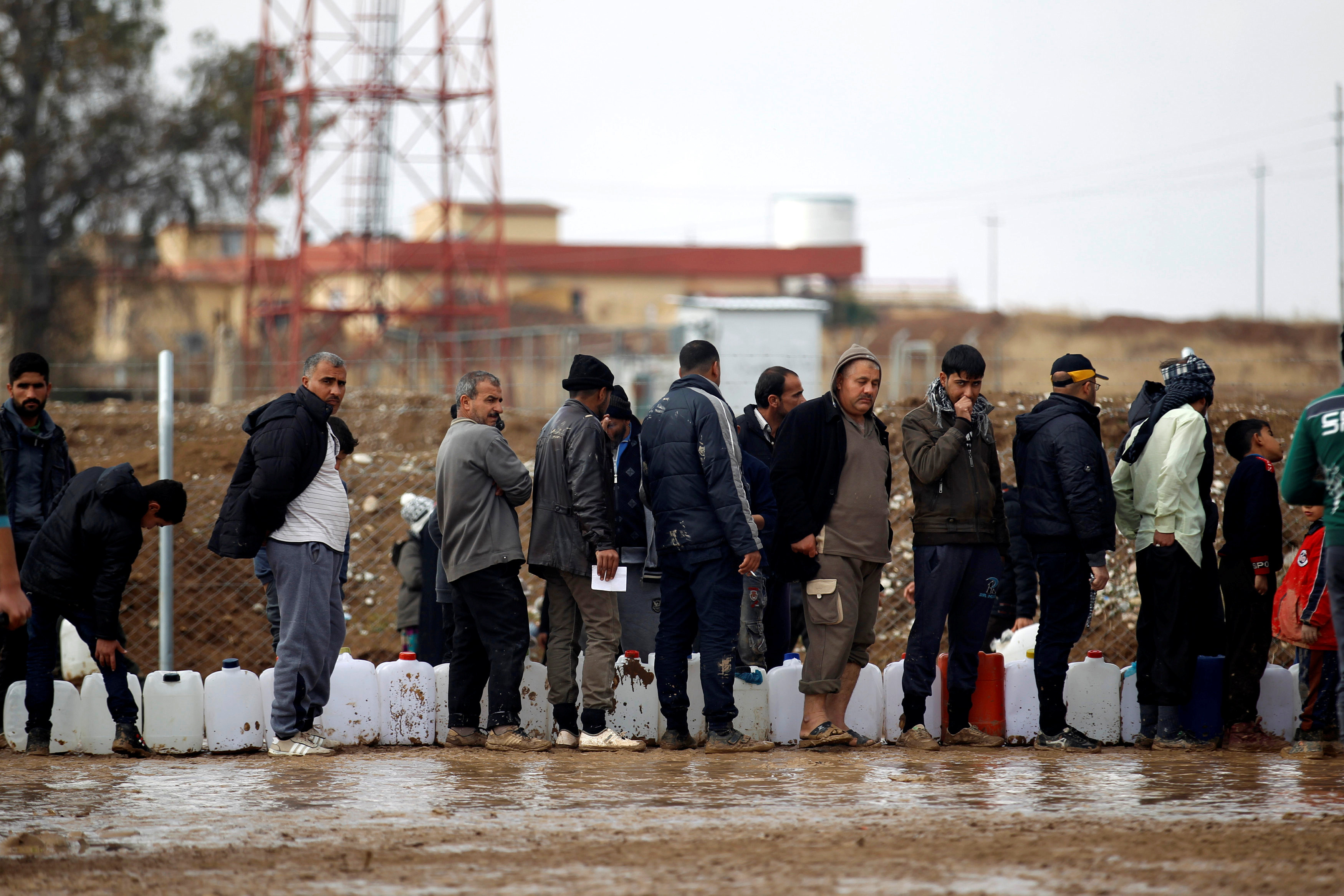 رجال عراقيين وسط مخيم خازر