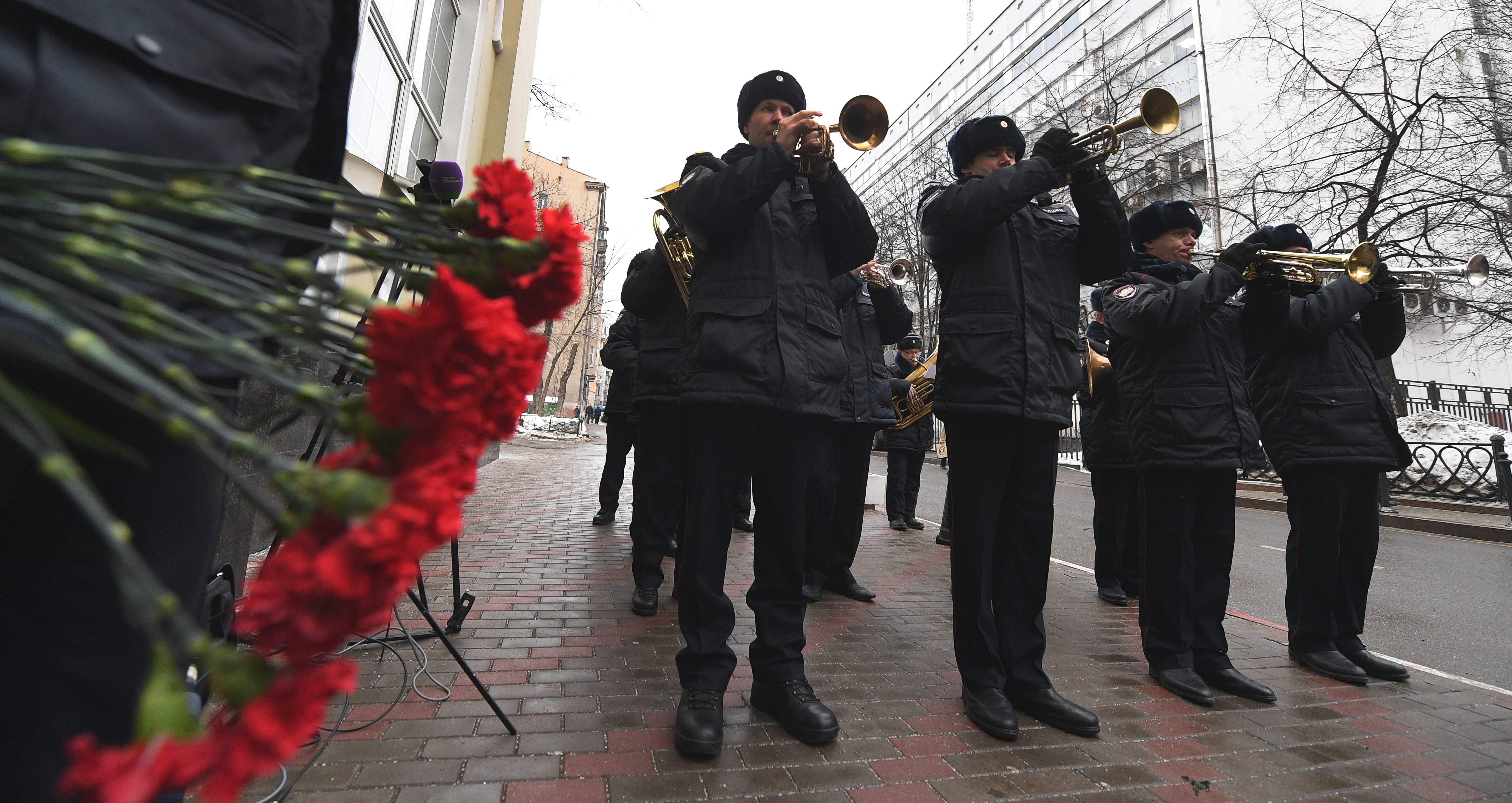 فرقة الموسيقى لقوات الشرطة الروسية تعزف تأبينا لضحايا الطائرة المنكوبة أمام مسرح كورال الجيش الاحمر