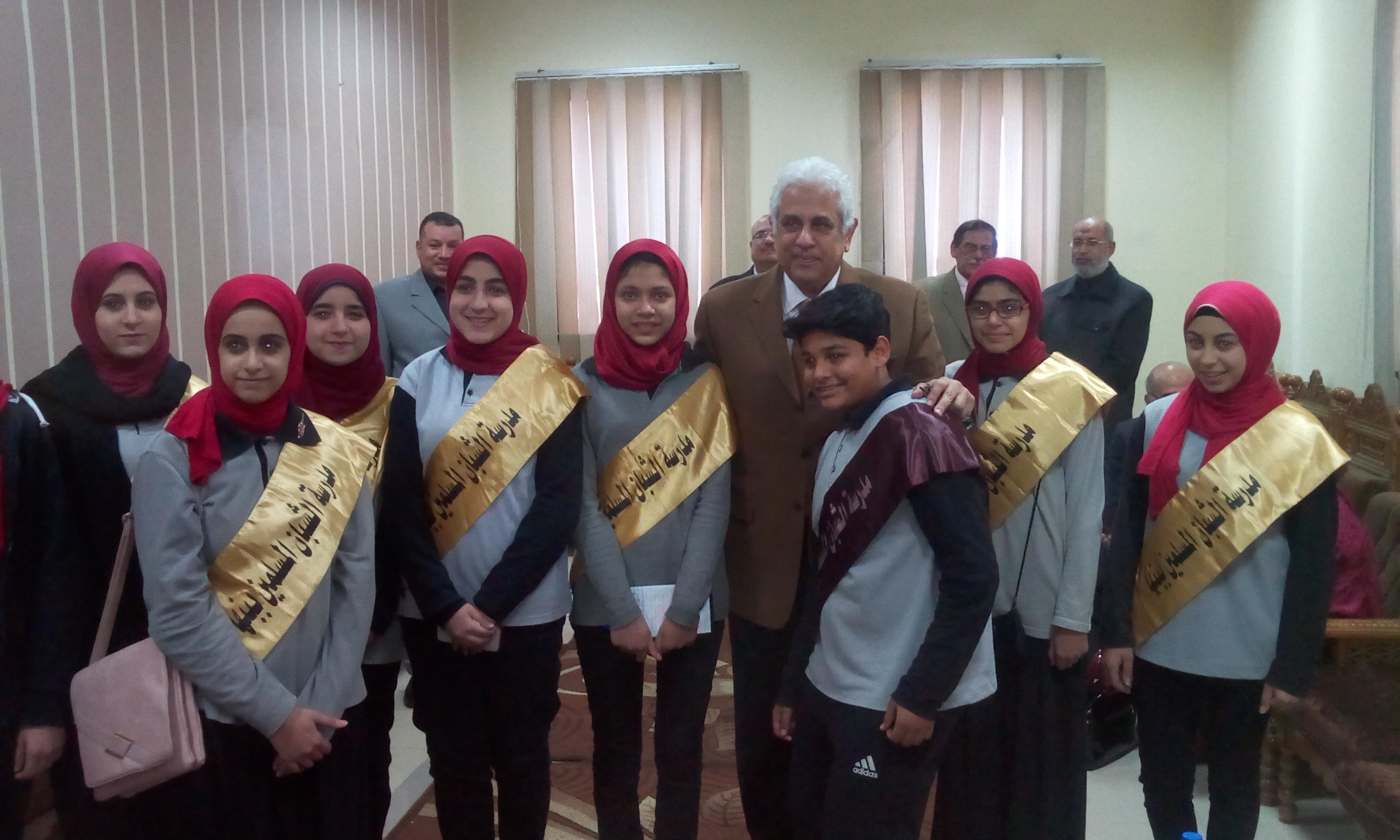 د.حسام بدروى مع مجموعة من الأطفال