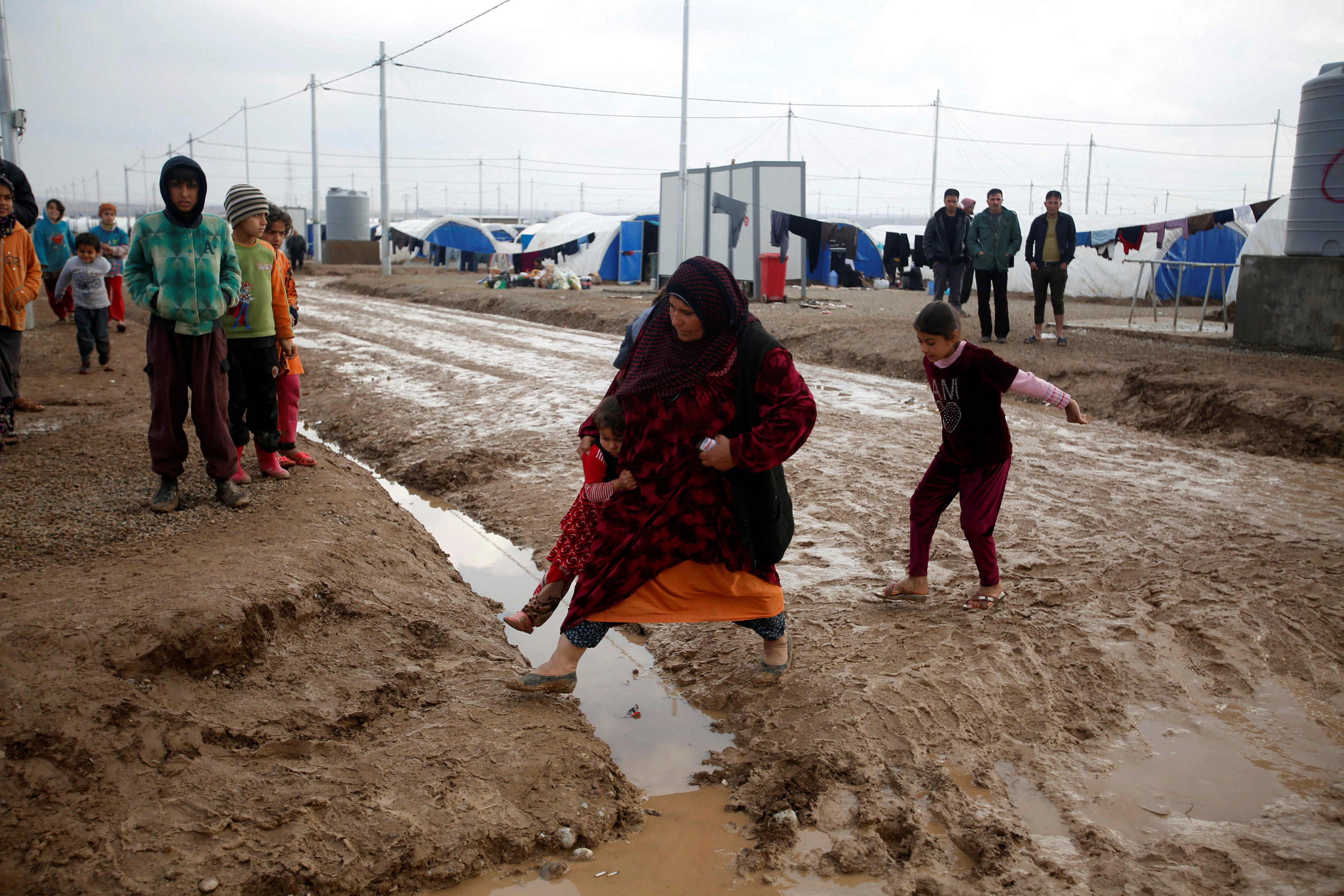 امرأة وأبنائها فى المخيم 