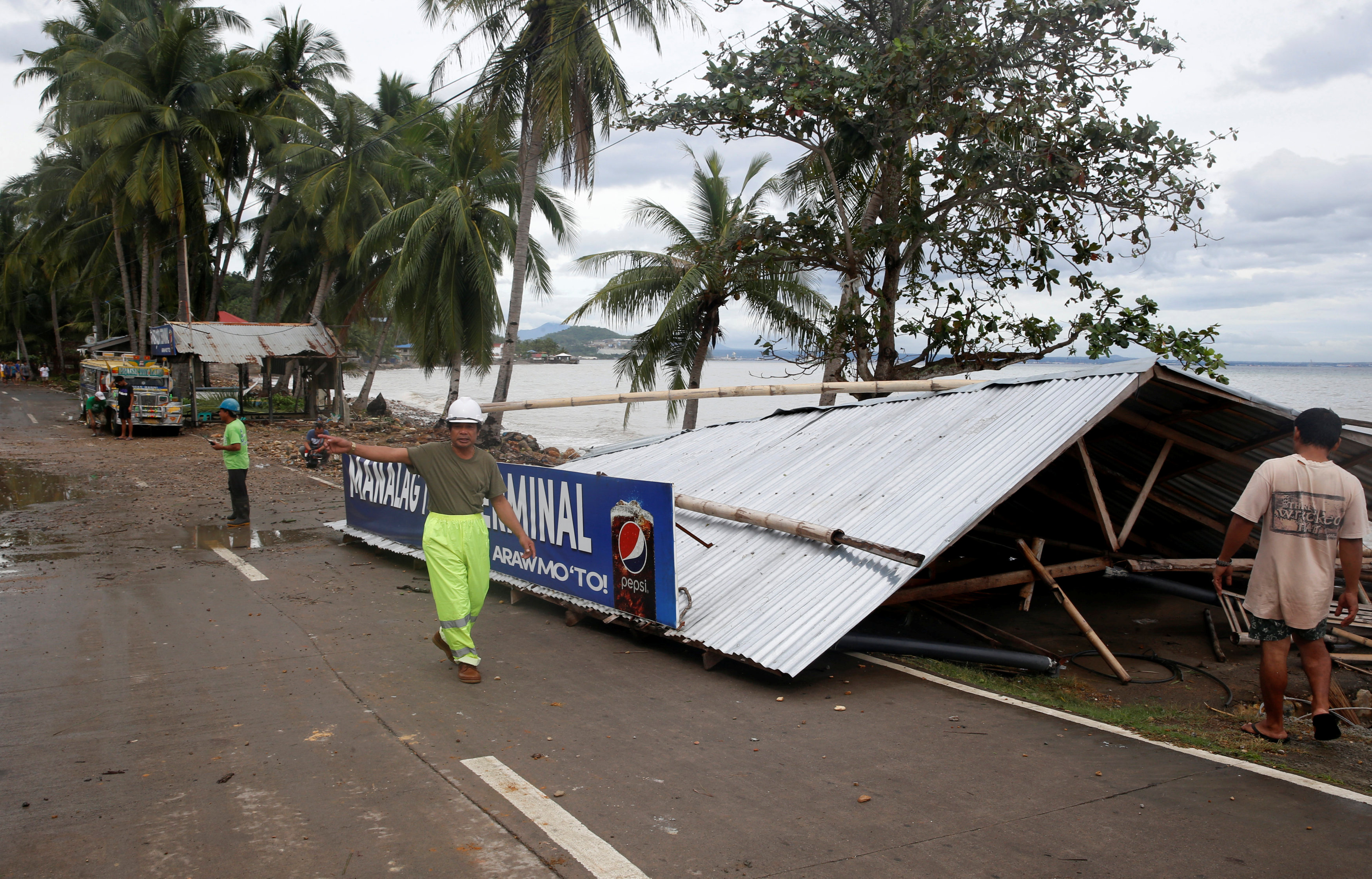 انهيار مبنى انتظار ركاب بفعل رياح إعصار نوك تن فى الفلبين