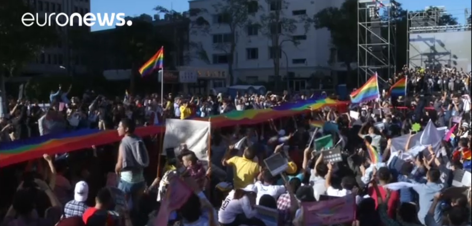 جانب من المظاهرات المؤيدة والمعارضة لزواج المثليين