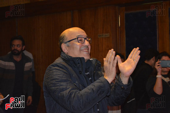 الفنان حجاج عبد العظيم يصفق ويحيى القائمين على مسرحية "مرة واحد"