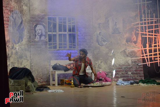 الممثل علاء هلال فى مشهد من مسرحية "مرة واحد"