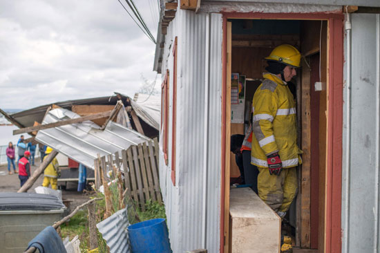 رجال الإطفاء تساعد فى رفع حطام المنازل المدمرة بعد الزلزال