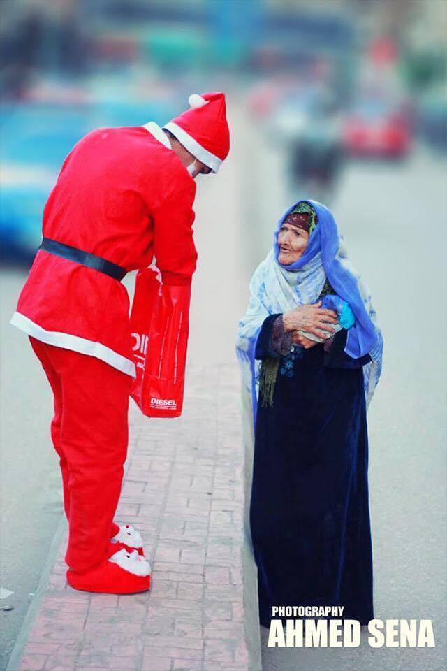 سيدة عجوز مع بابا نويل الزقازيق