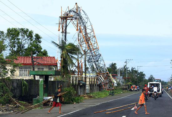 انهيار برج شبكة اتصالات فى مدينة بولانجوى ، الفلبين 