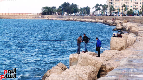 صيد السمك أثناء الطقس السيئ بالإسكندرية