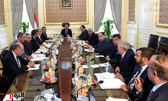  اجتماع المجموعة الاقتصادية برئاسة المهندس شريف إسماعيل (2)