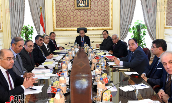  اجتماع المجموعة الاقتصادية برئاسة المهندس شريف إسماعيل (1)