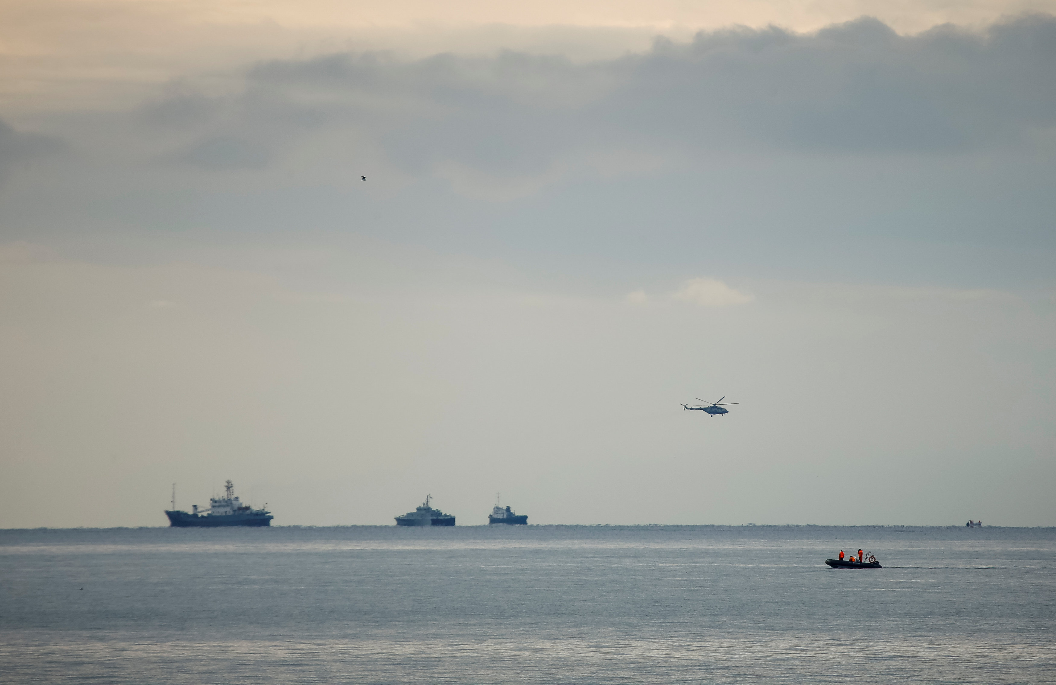 طائرات الهليكوبتر تحلق فوق سفن البحر الاسود بالقرب من موقع الطائرة المحطمة