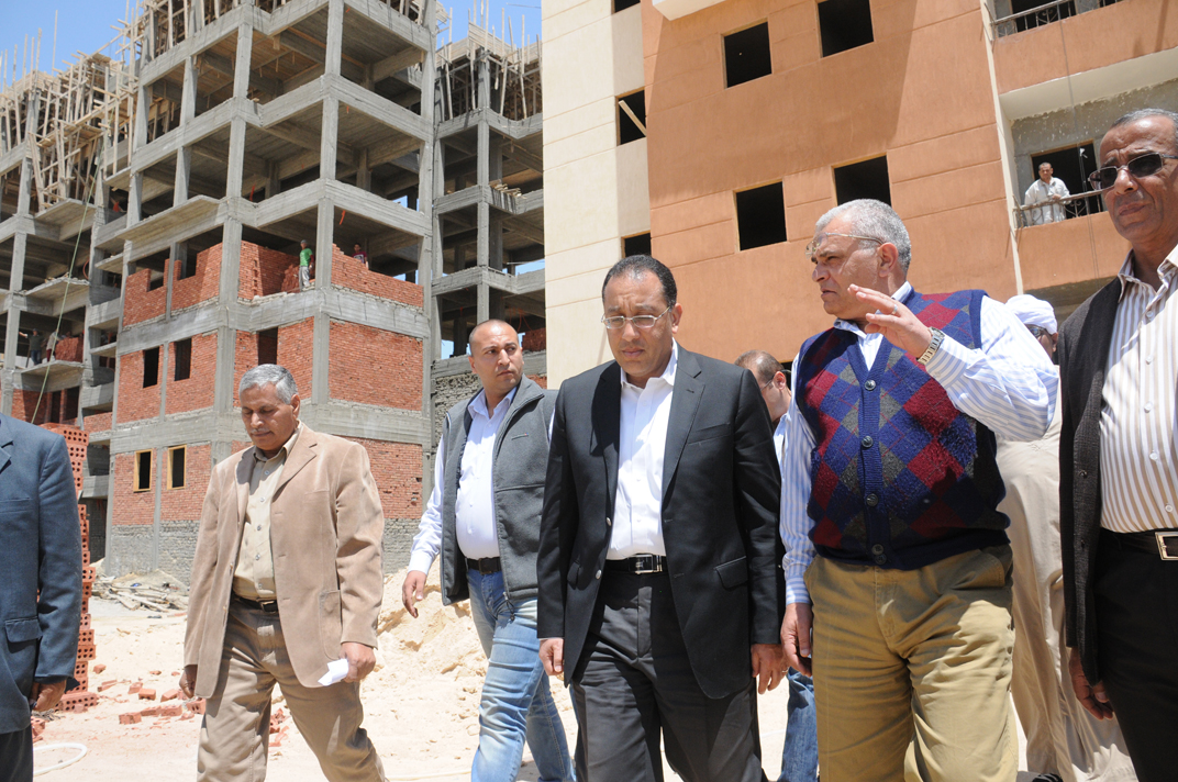 وزير الإسكان د. مصطفى مدبولى يتفقد أحد مشاريع الإسكان