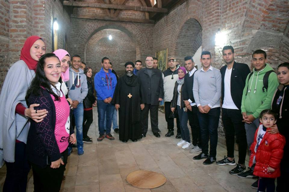 صورة للقمص مع الطلاب داخل الكنيسة القديمة بالدير 
