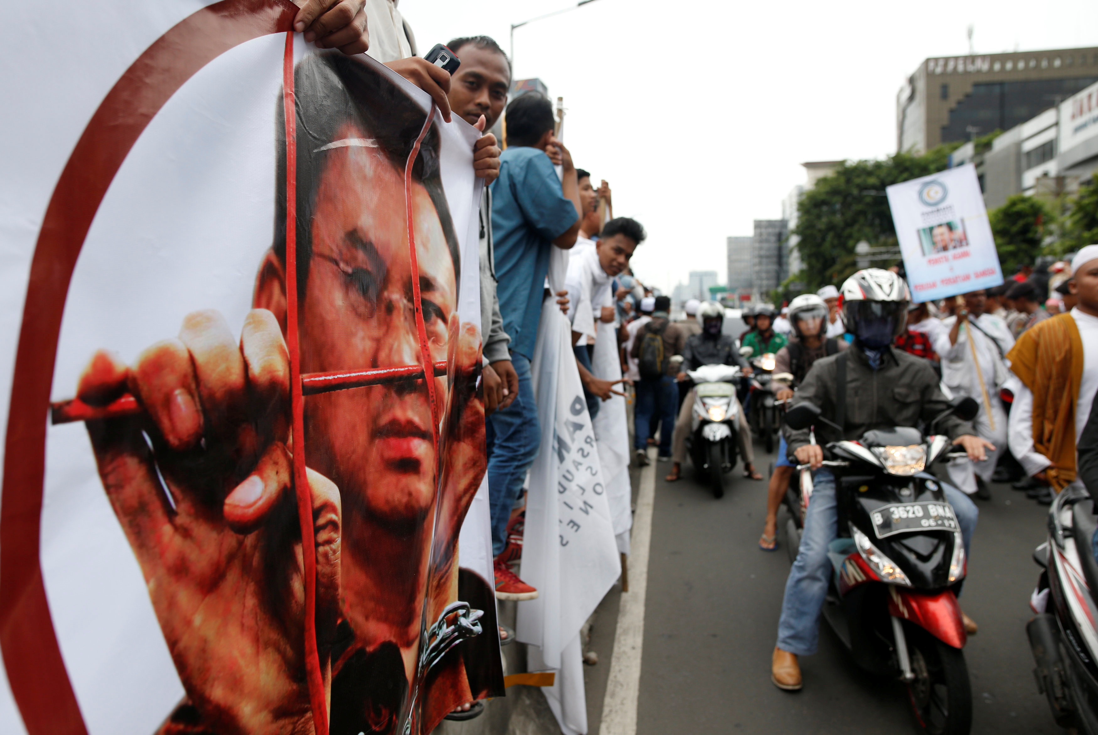 احتجاجات عارمة  فى اندونيسيا ضد حاكم جاكرتا