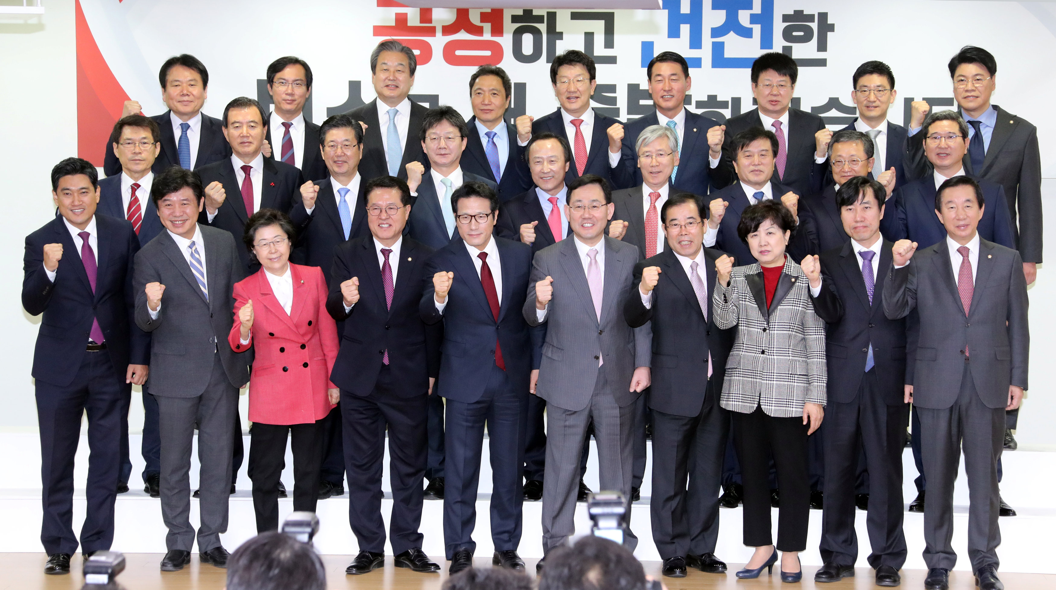 صورة جماعية لنواب الحزب الحاكم المنشقين