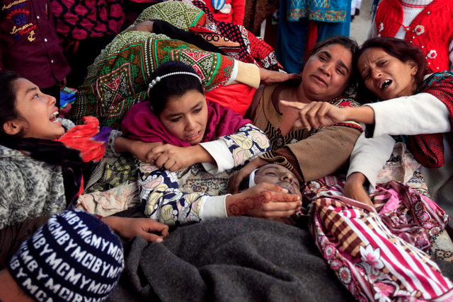 الحزن يخيم علي الباكستانين بعد فقد ذويهم نتيجة تناول كحول سام