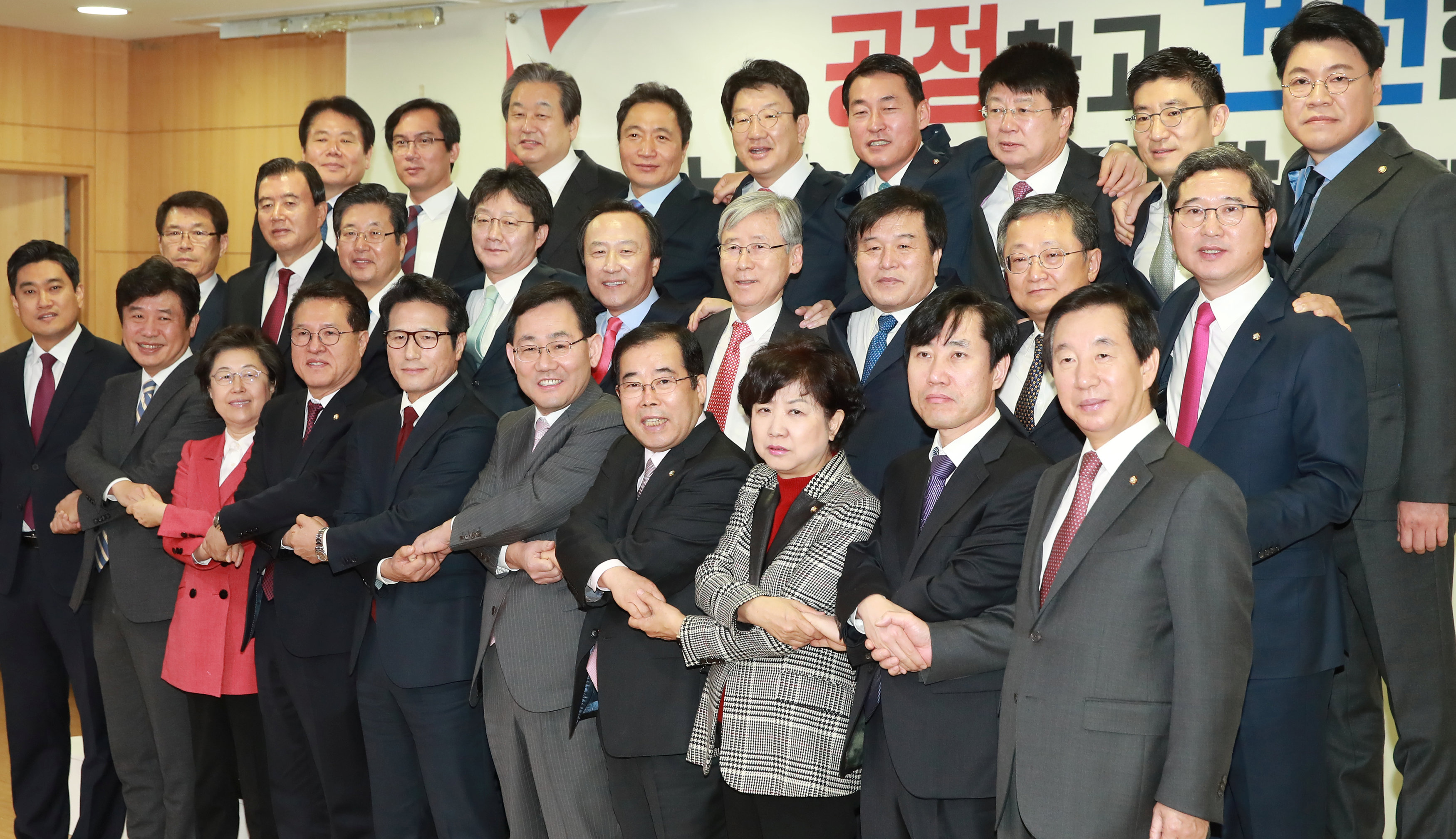 النواب الكوريون الجنوبيون  بعد إعلان انشقاقهم عن الحزب الحاكم