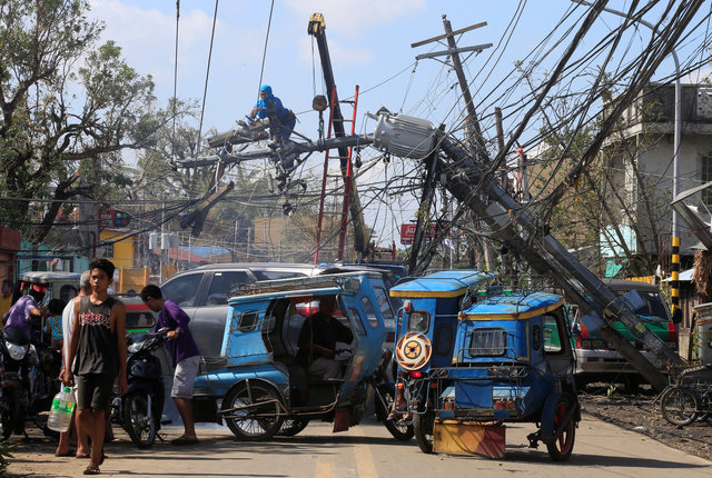 اعمال اصلاح الكهرباء بعد اعصار نوك تن