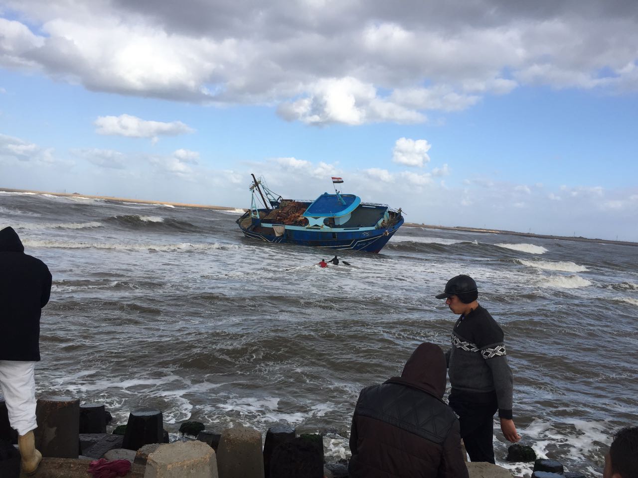 1-مركب الصيد التي شطحت وعملية انقاذ الصيادين بالحبال