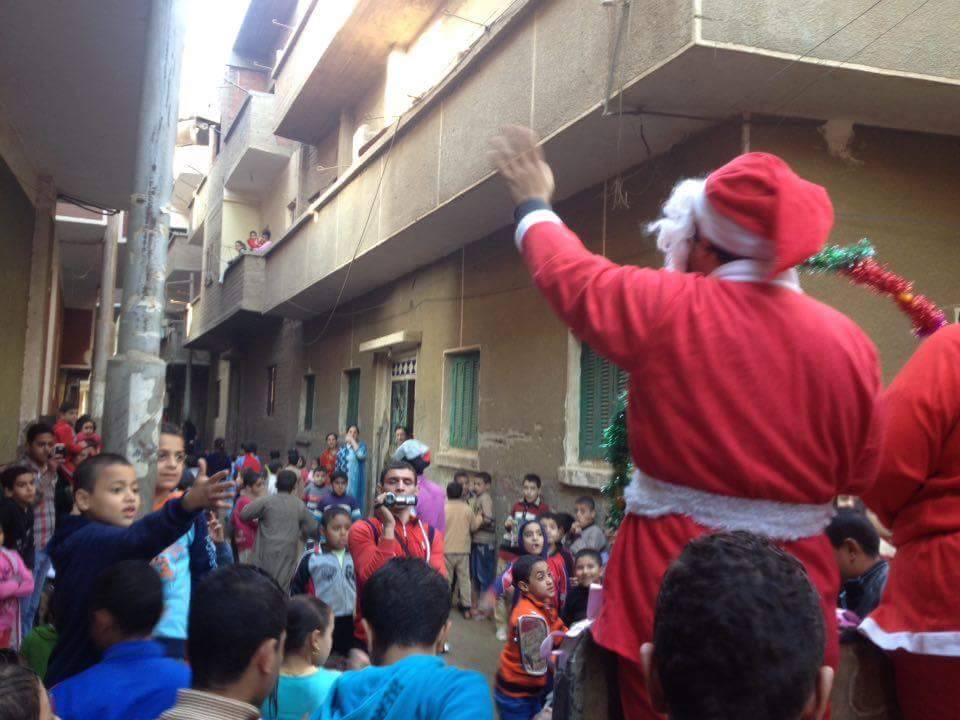 أطفال القرية يتفاعلون مع بابا نويل