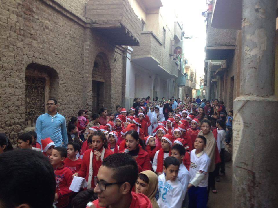 مسيرة الأطفال بزى بابا نويل