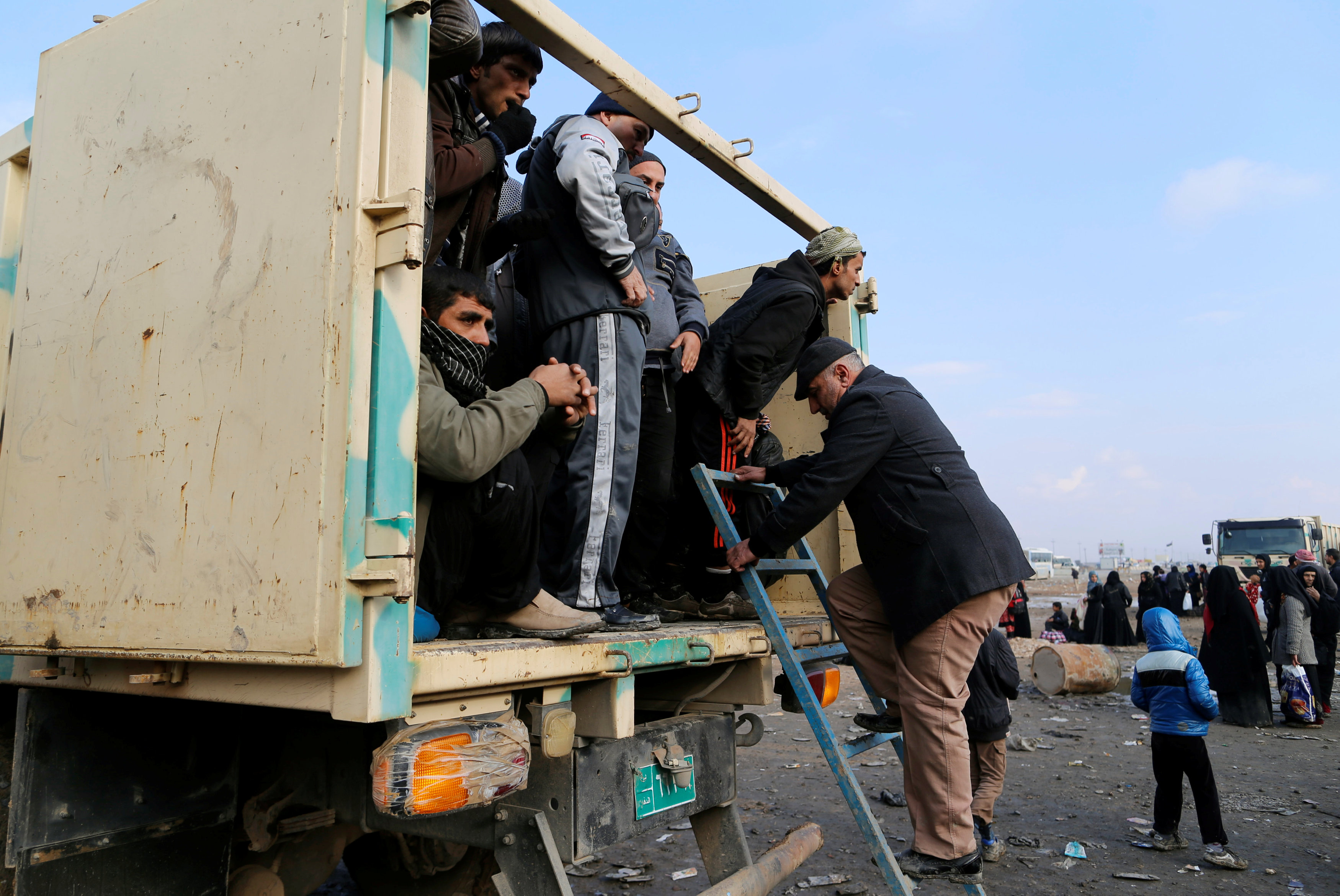 لحظة نقل النازحين من الموصل