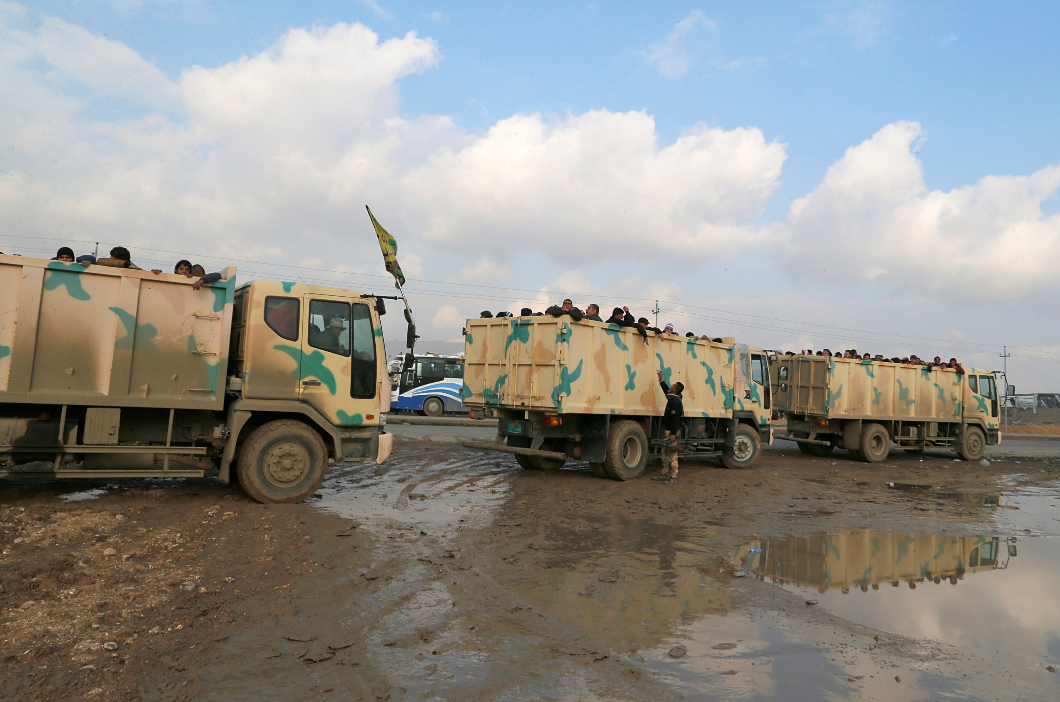 القوات العراقية تنقل النازحين