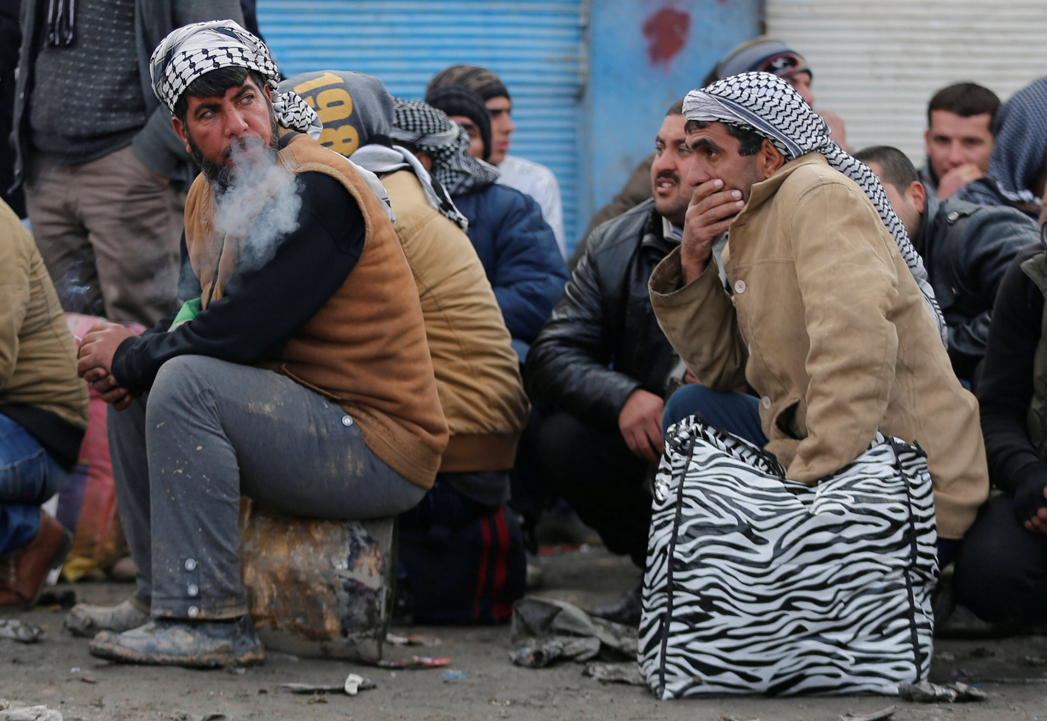رجال عراقيين جالسين 