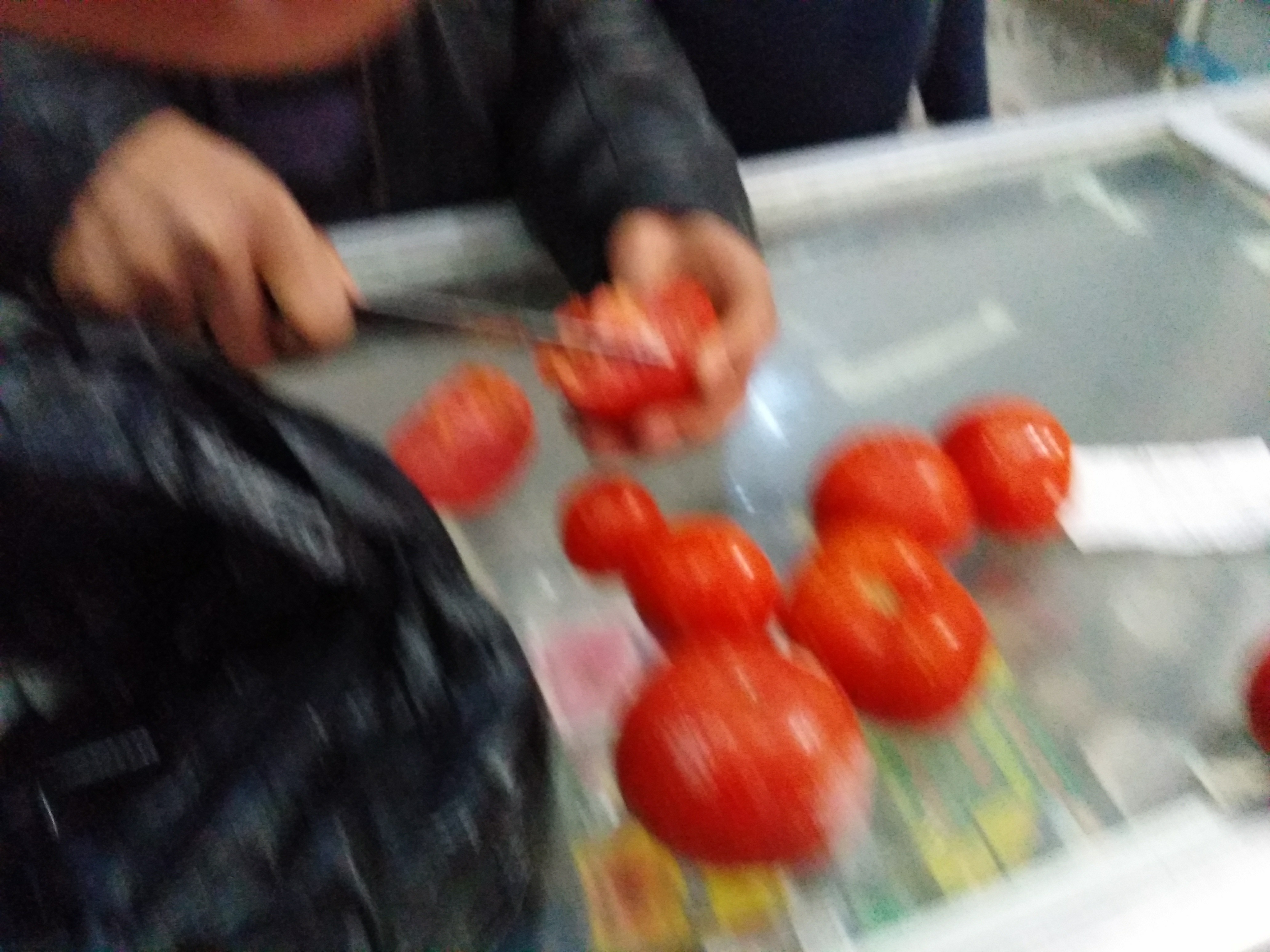 احد الطلاب يحاول قطع الطماطم بالسكين