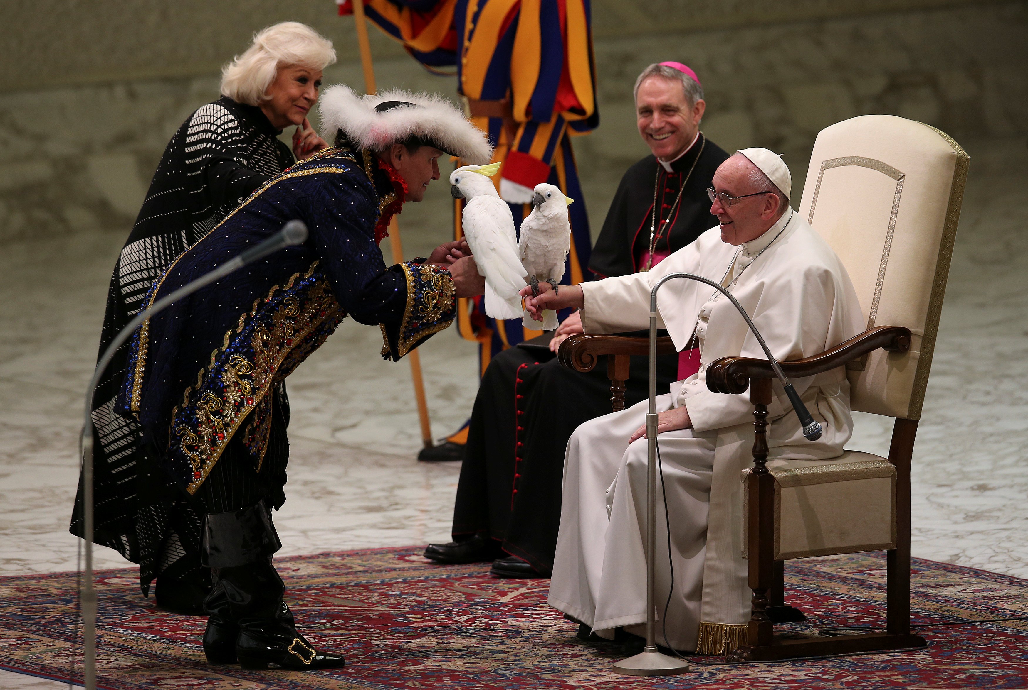 البابا يتسلم بغباء من فنان السيرك الذهبى