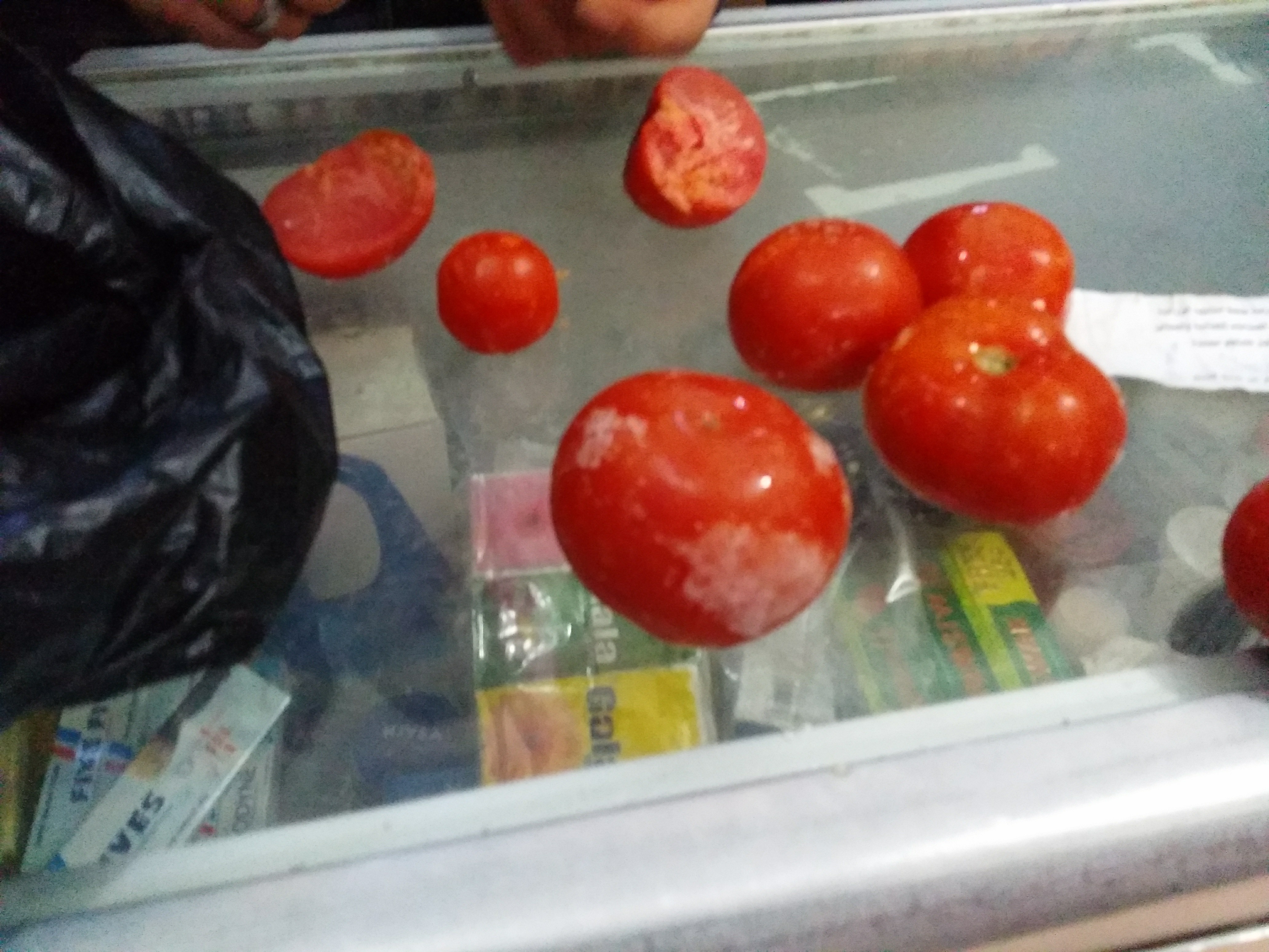 أثار الثلج تظهر على الطماطم