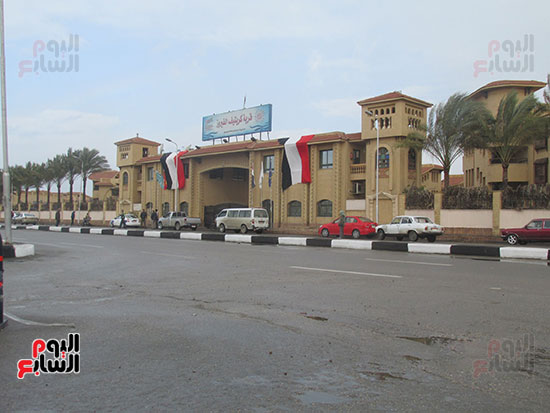 القرى السياحية ترفع أعلام مصر على مشارف مدخل غرب بورسعيد