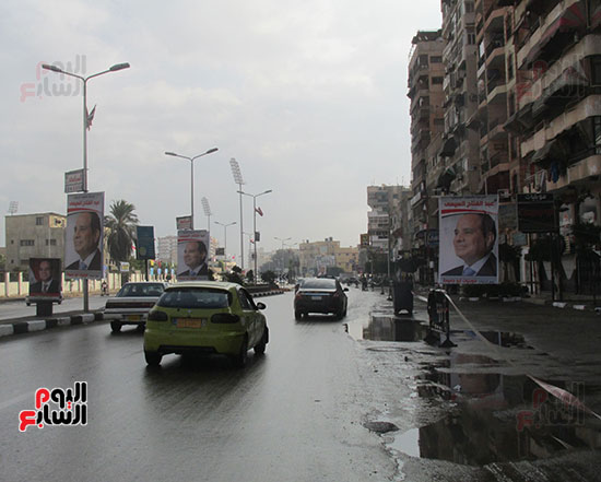 الأهالى يرفعون صورة الرئيس السيسى فرحة بزيارة لبورسعيد