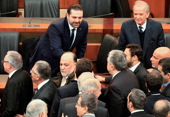أعضاء البرلمان يهنئون الحريرى بعد منح الثقة لحكومتة