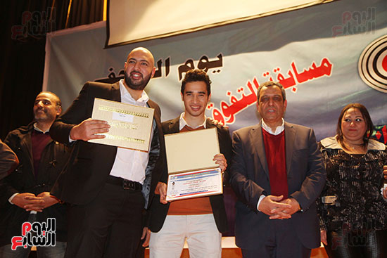 الزميل حازم عبد الصمد و اسلام اسامة يتسلمان جائزة التفوق الصحفى