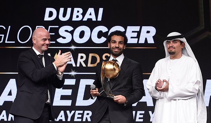 محمد صلاح يتسلم جائزة أفضل لاعب عربي