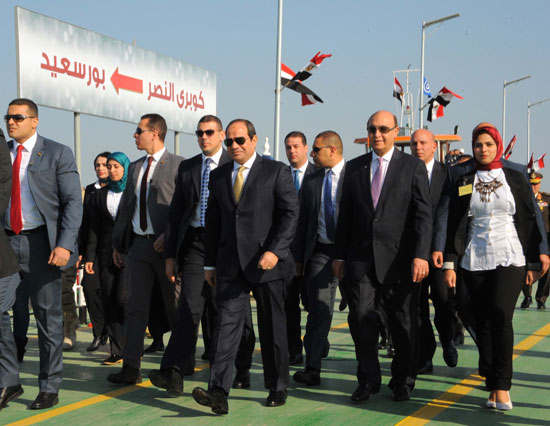 الرئيس السيسى وخلفه لافتة تشير إلى كوبرى النصر