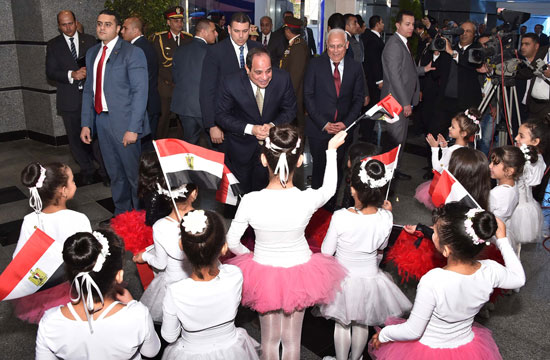 الرئيس يداعب مجموعة من الأطفال كانت فى استقباله بأعلام مصر