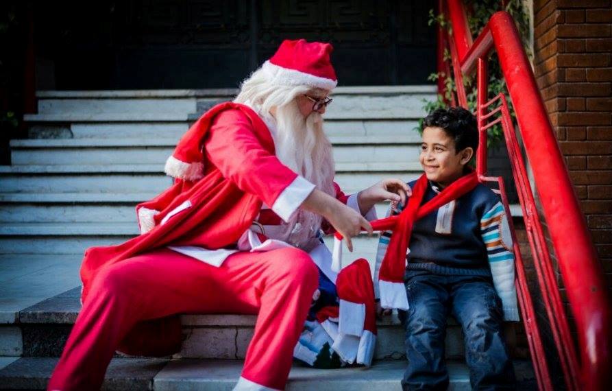 بابا نويل يعطى هدية لطفل صغير