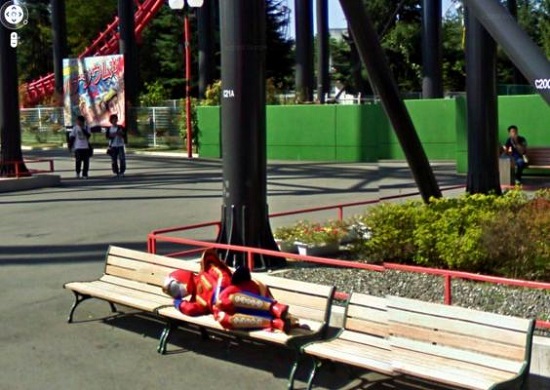 بطل خارق نائم بأحد الشوارع