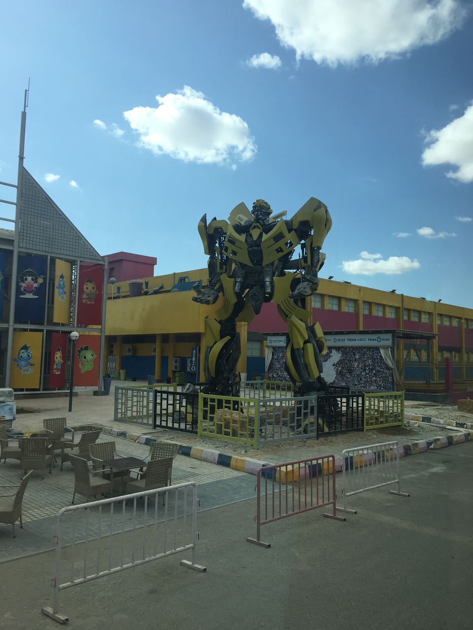 مجسم روبوت داخل المدينة الصينية