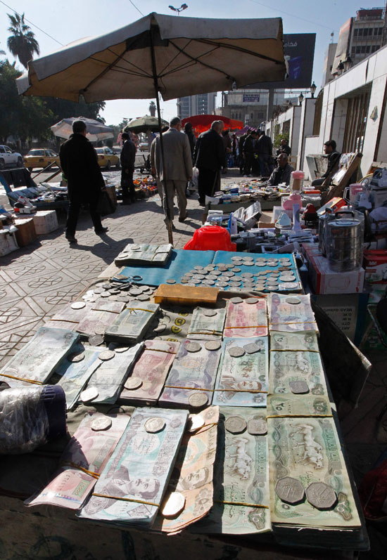 عرض لبيع عملات ورقية وعدنية تحمل صور صدام حسين فى بغداد