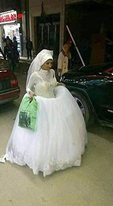 السيدة ترتدى فستان زفاف وتتجول داخل شارع شاكور