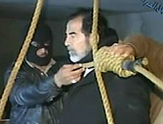 صورة من التلفزيون العراقى وهو يعرض مشهد إعدام صدام حسين.