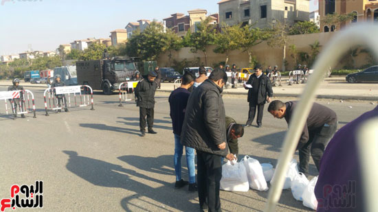 قوات الامن بالقاهرة تفتش حقائب بمحيط استاد بترو سبورت
