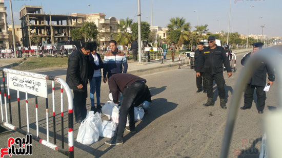  قوات الامن بالقاهرة تفتش حقائب بمحيط استاد بترو سبورت