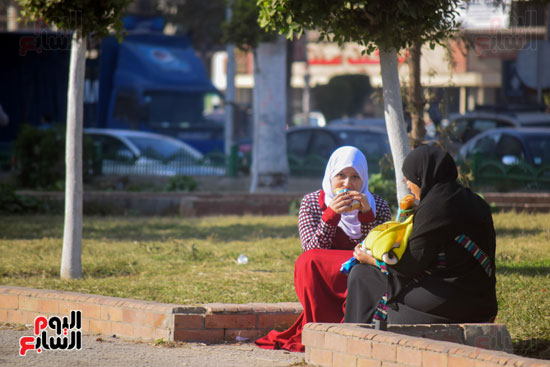 سيدتان تتمتعان باعتدال الطقس