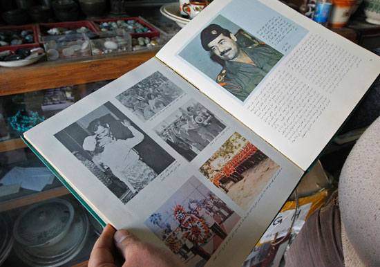 كتاب بداخلة صورة صدام حسين.